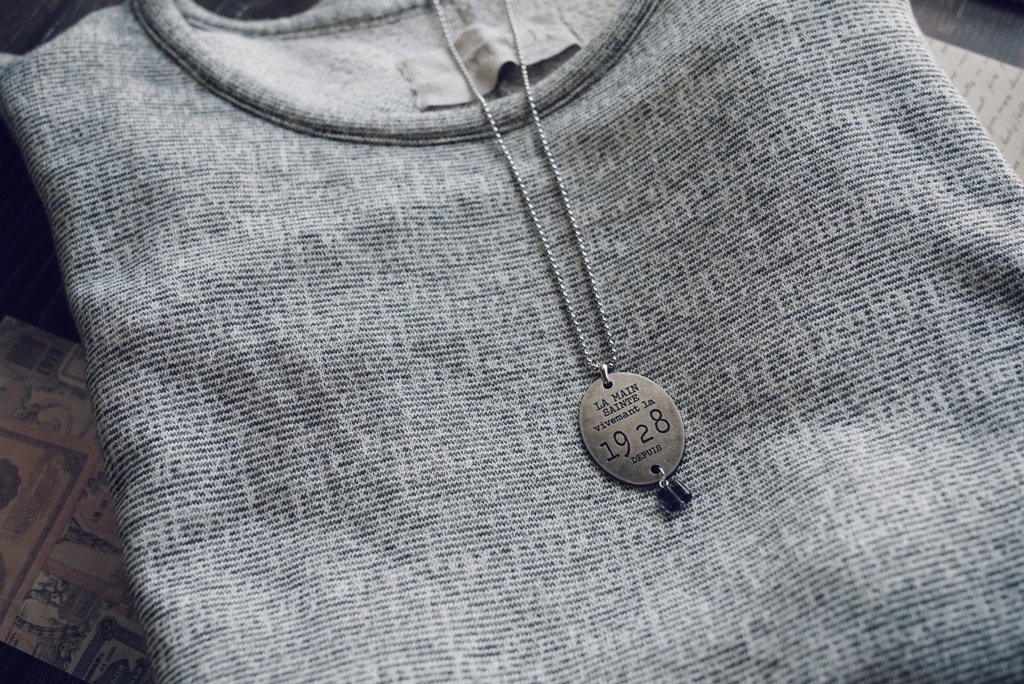 鈍色タグのネックレス