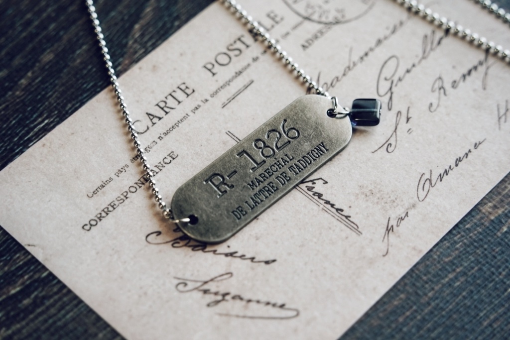 鈍色タグのネックレス