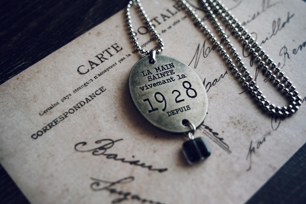 鈍色タグのネックレス