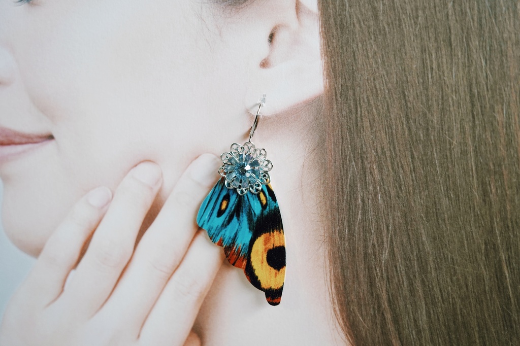 鱗粉を纏う者の耳飾り【左右非対称デザイン】