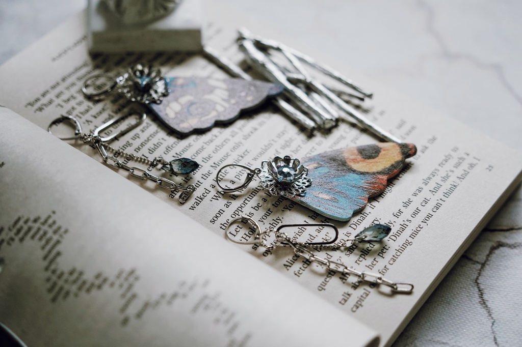 鱗粉を纏う者の耳飾り【左右非対称デザイン】