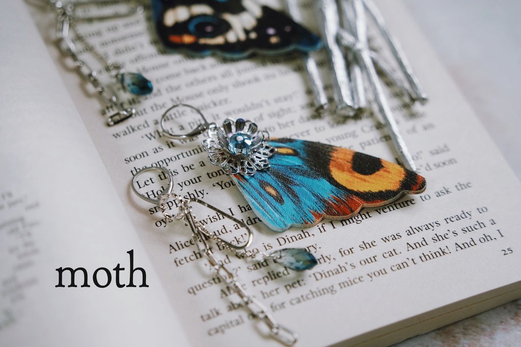 鱗粉を纏う者の耳飾り【左右非対称デザイン】