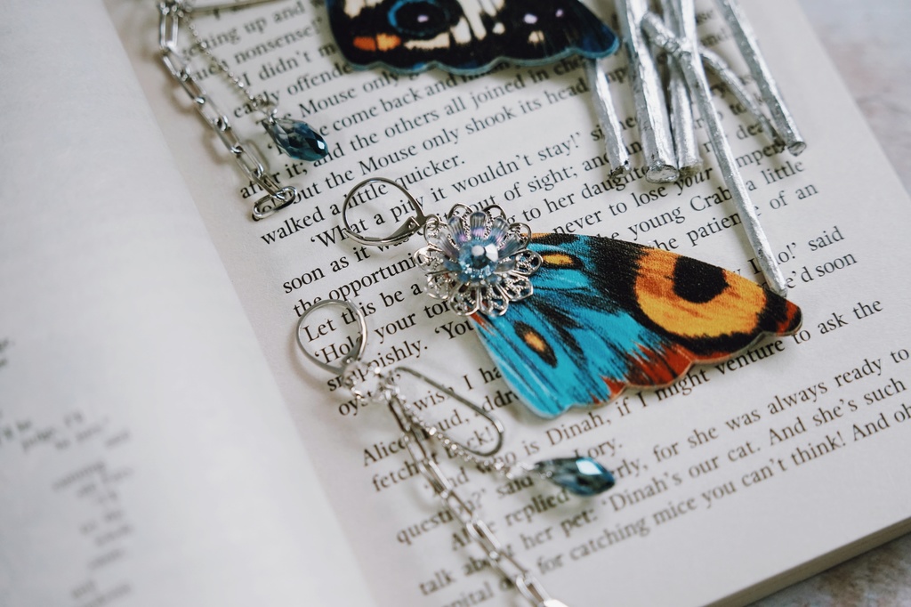 鱗粉を纏う者の耳飾り【左右非対称デザイン】