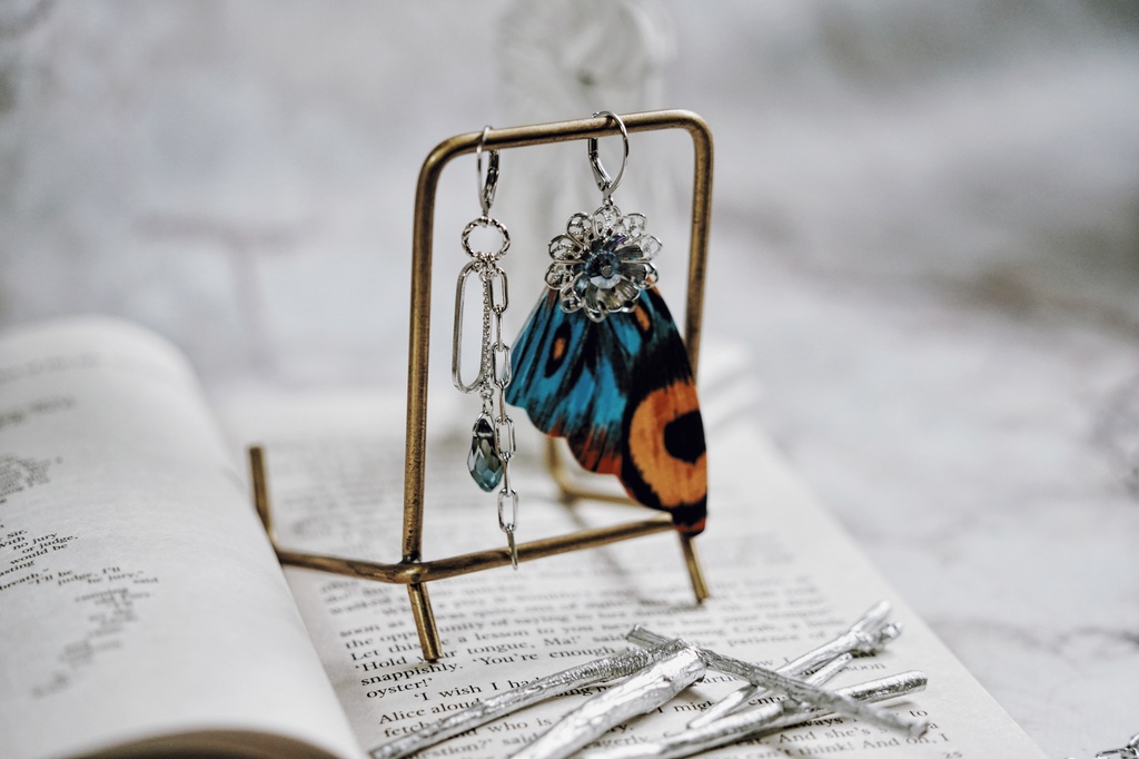 鱗粉を纏う者の耳飾り【左右非対称デザイン】