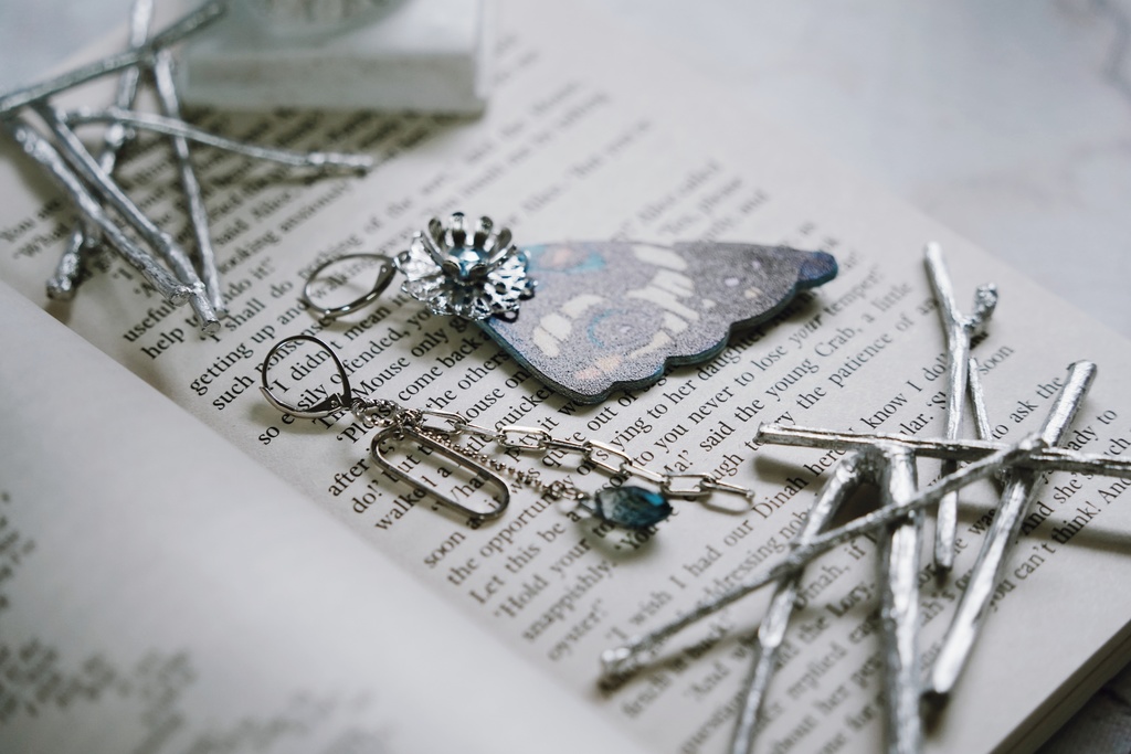 鱗粉を纏う者の耳飾り【左右非対称デザイン】