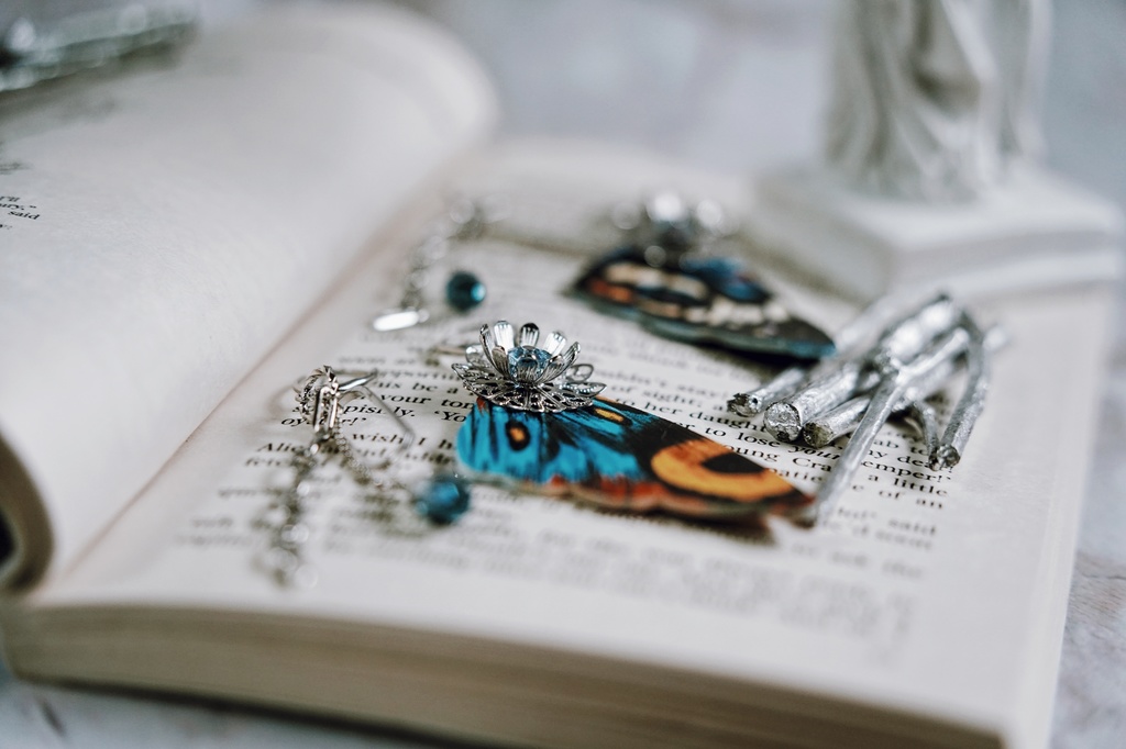 鱗粉を纏う者の耳飾り【左右非対称デザイン】