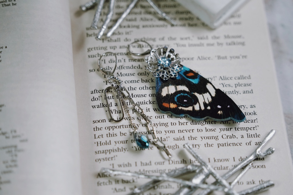 鱗粉を纏う者の耳飾り【左右非対称デザイン】