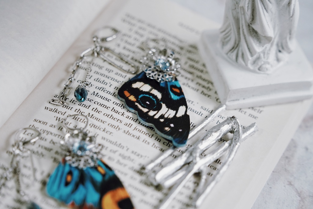 鱗粉を纏う者の耳飾り【左右非対称デザイン】