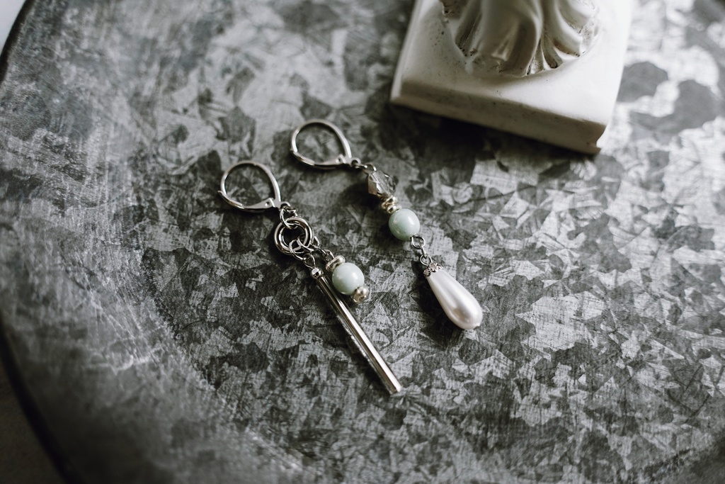 青磁色の耳飾り【左右非対称デザイン】