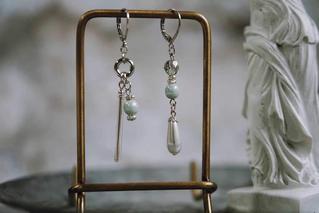 青磁色の耳飾り【左右非対称デザイン】