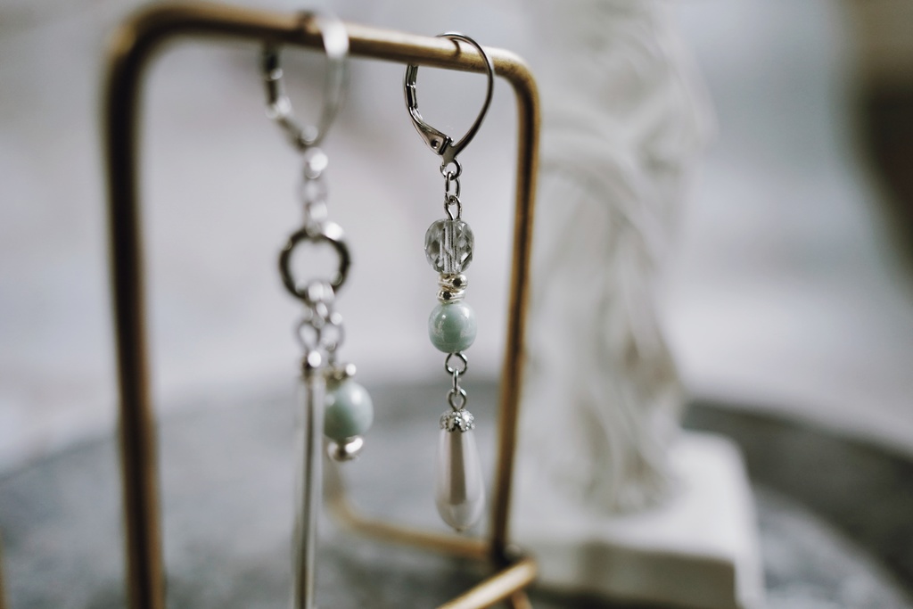 青磁色の耳飾り【左右非対称デザイン】
