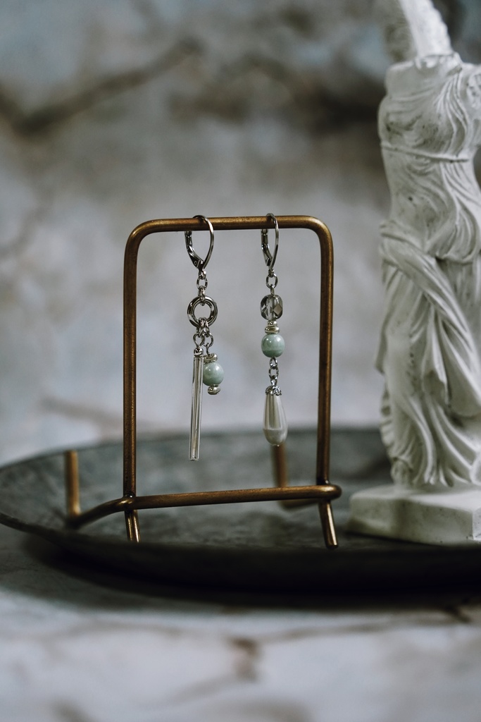 青磁色の耳飾り【左右非対称デザイン】