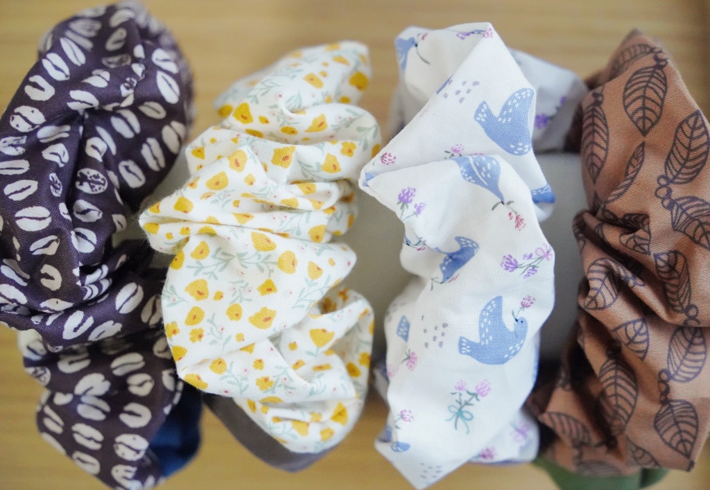 ツートンカラーのシュシュ