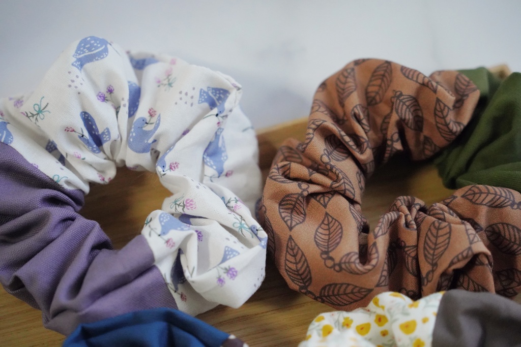 ツートンカラーのシュシュ