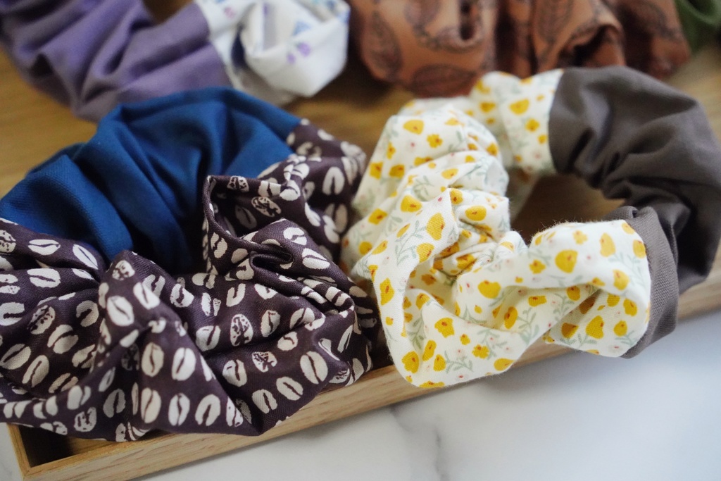 ツートンカラーのシュシュ