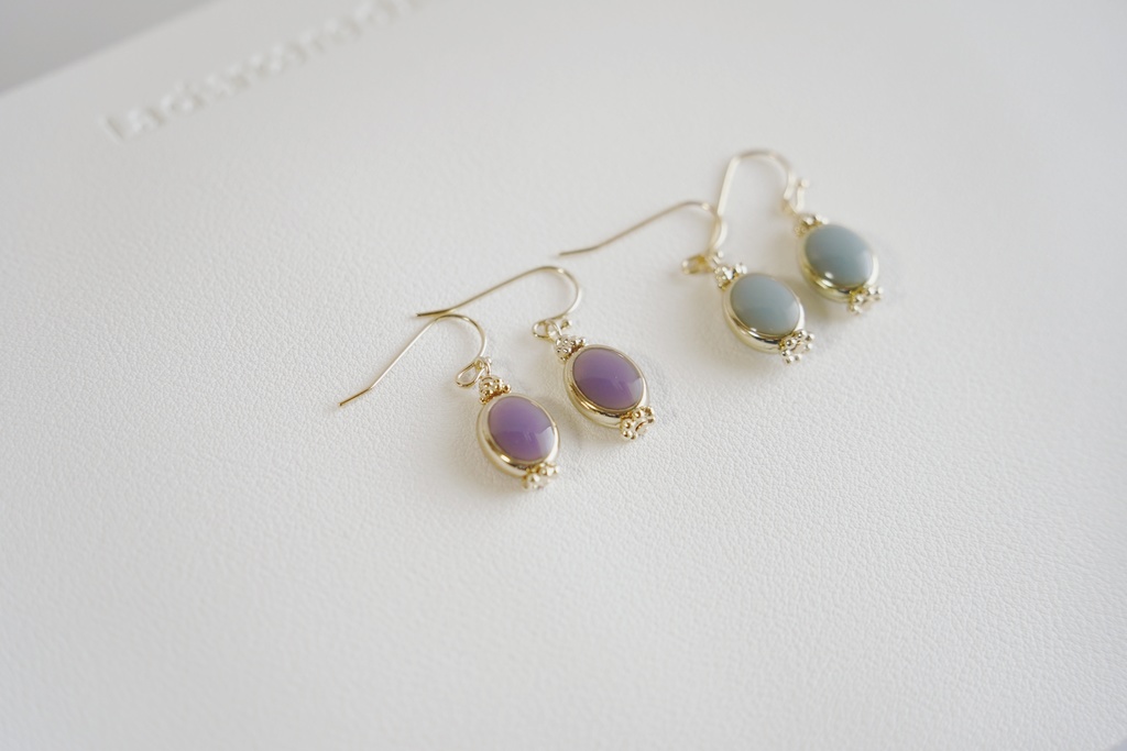 くすみカラーのラウンドピアス