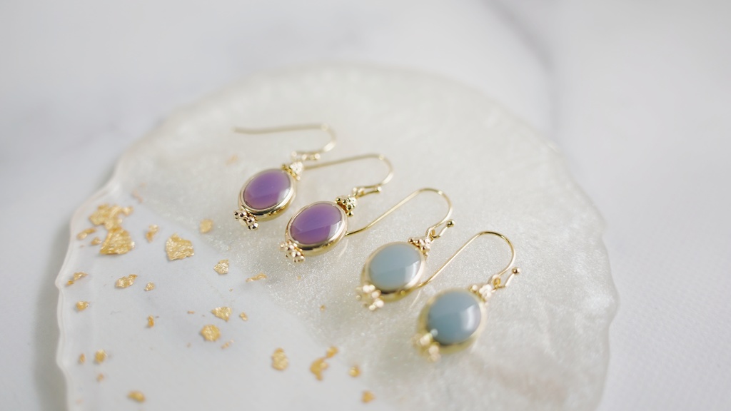 くすみカラーのラウンドピアス