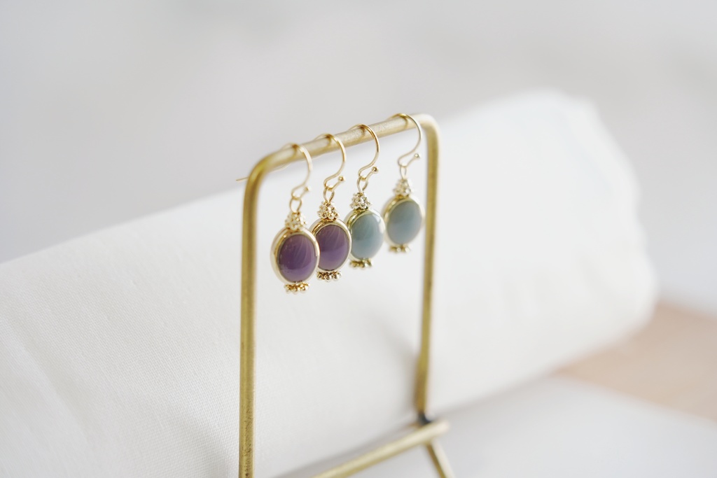 くすみカラーのラウンドピアス