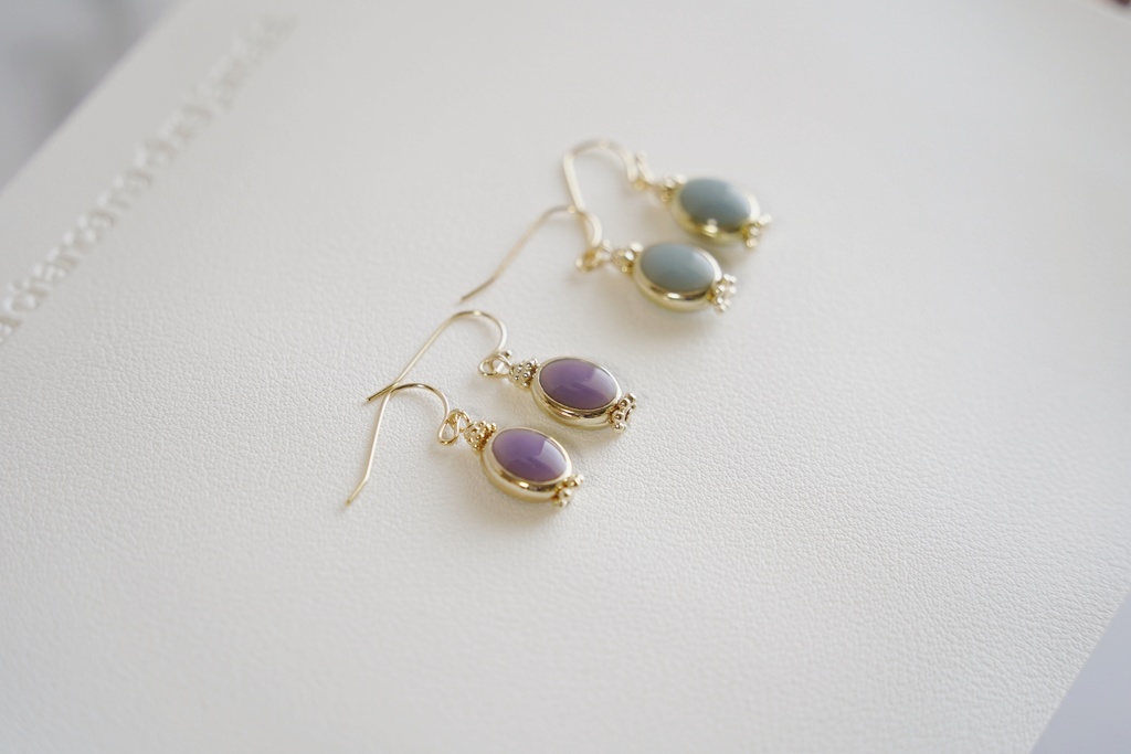 くすみカラーのラウンドピアス