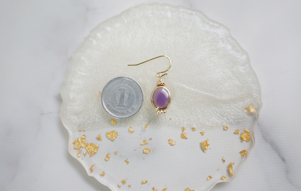 くすみカラーのラウンドピアス