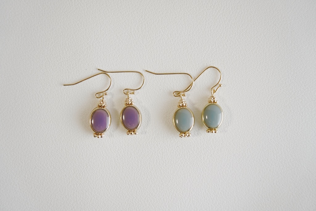 くすみカラーのラウンドピアス