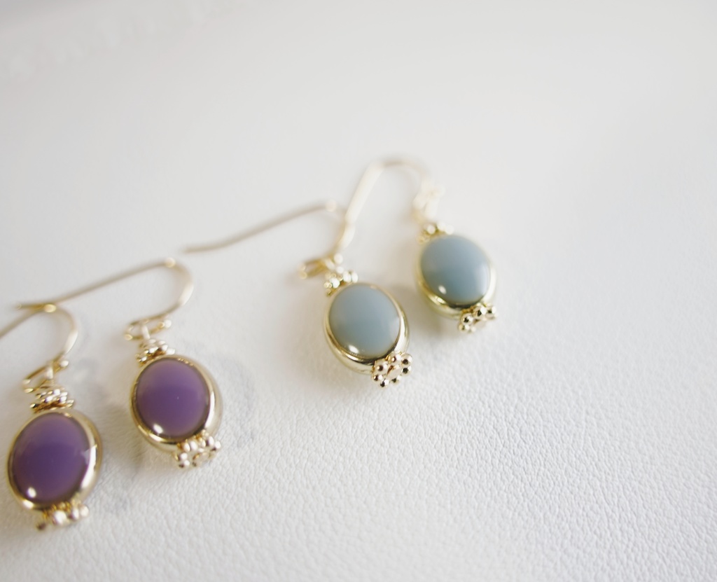 くすみカラーのラウンドピアス