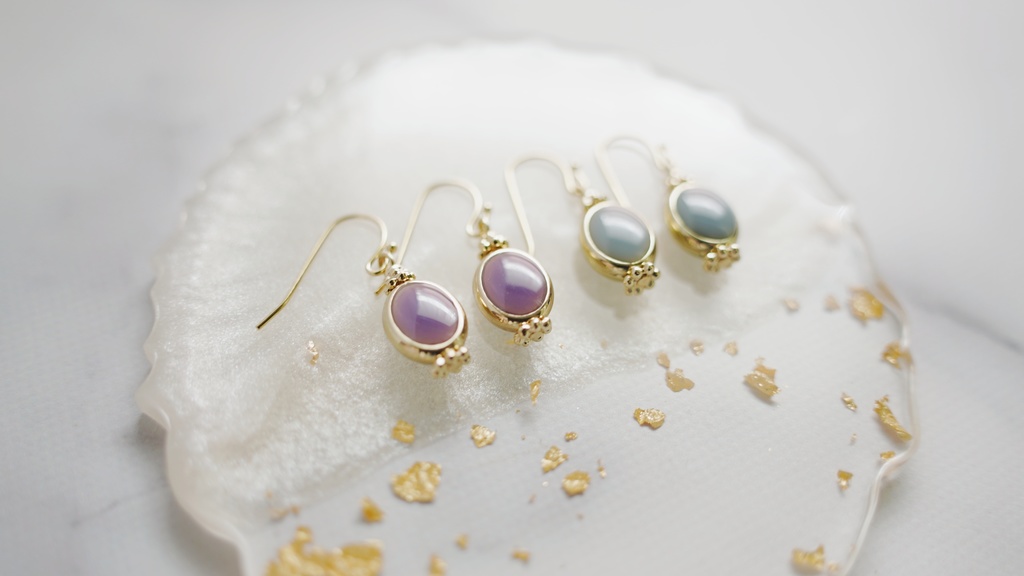 くすみカラーのラウンドピアス