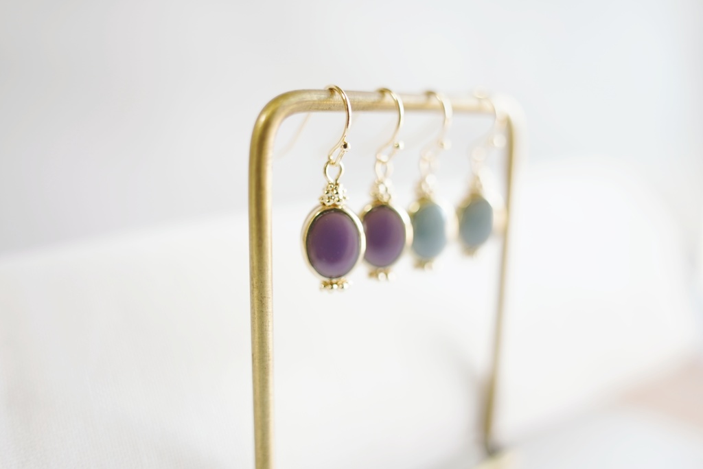 くすみカラーのラウンドピアス