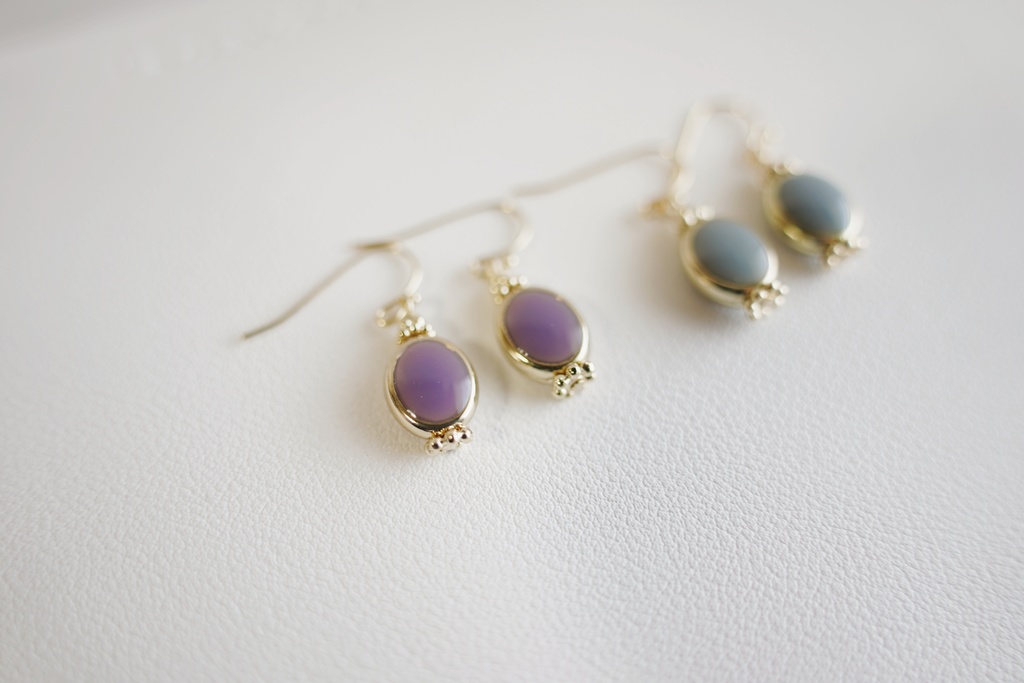 くすみカラーのラウンドピアス