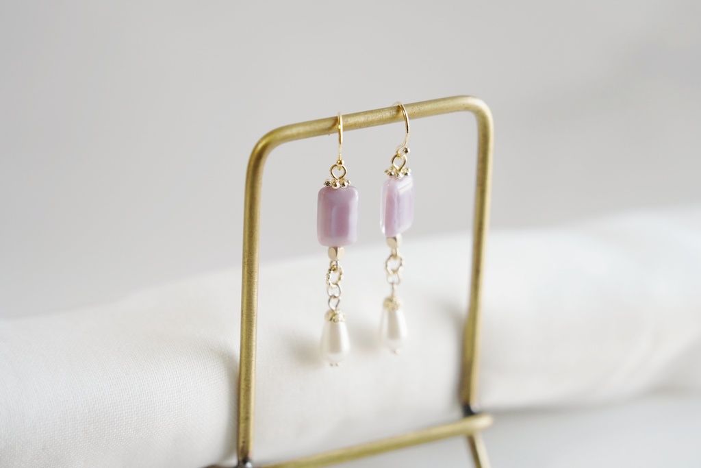 雫パールとミルキーパープルの耳飾り
