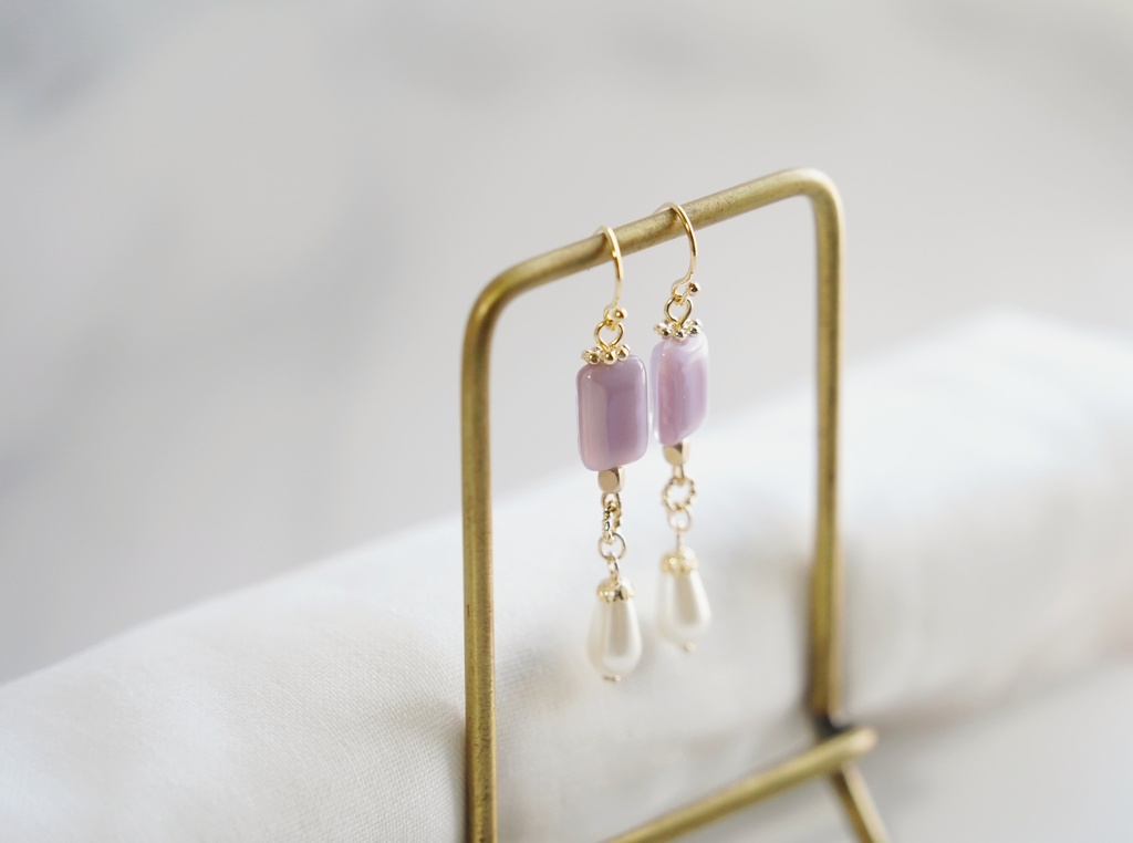 雫パールとミルキーパープルの耳飾り