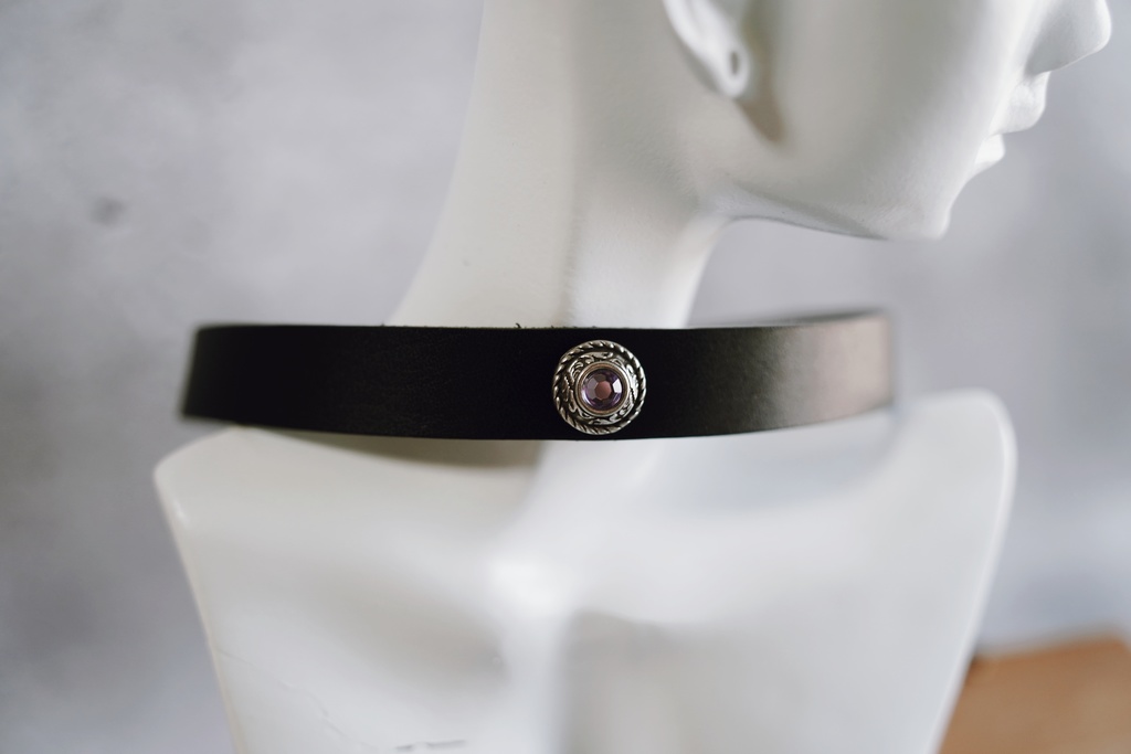 革素材のチョーカー