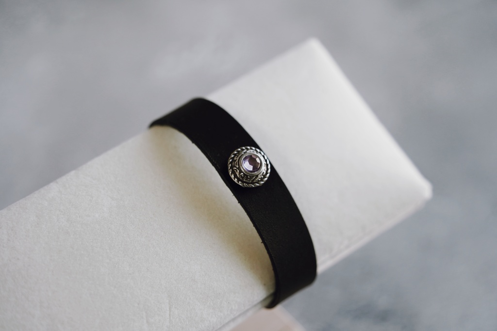 革素材のブレスレット