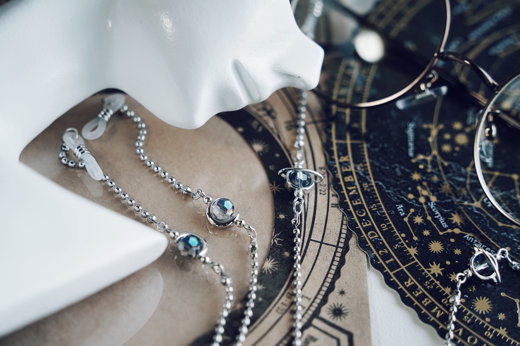 土星と月の眼鏡チェーン