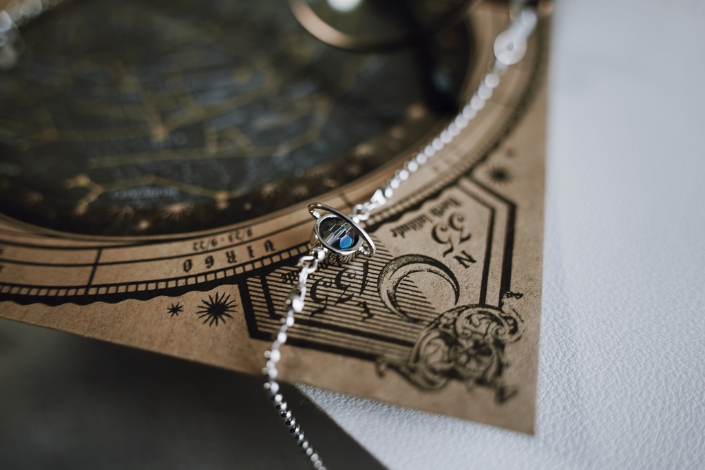 土星と月の眼鏡チェーン