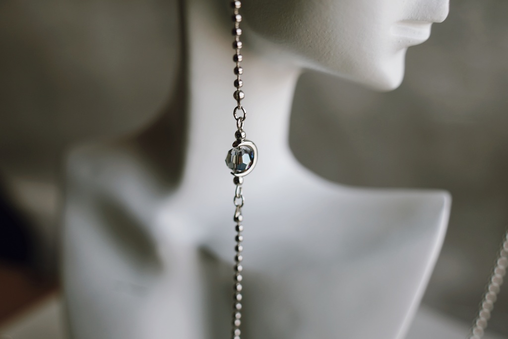 土星と月の眼鏡チェーン