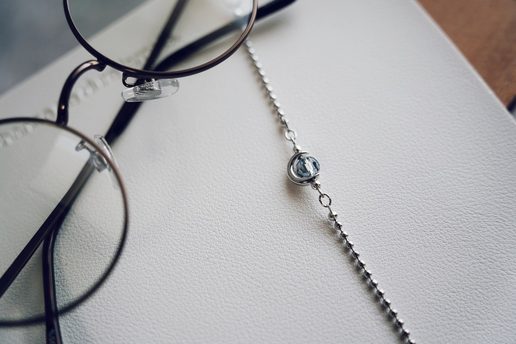 土星と月の眼鏡チェーン