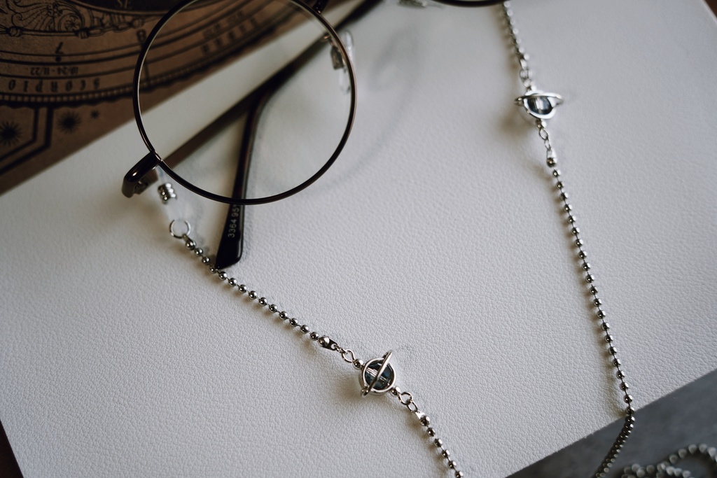 土星と月の眼鏡チェーン