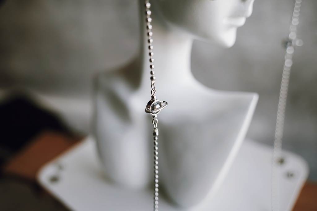 土星と月の眼鏡チェーン