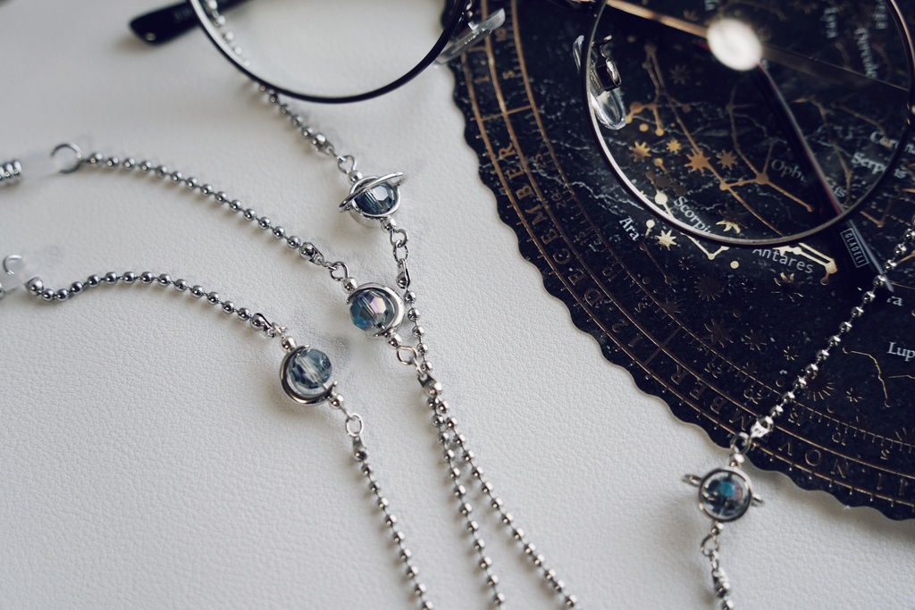 土星と月の眼鏡チェーン