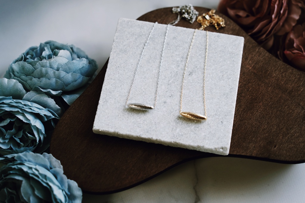 シンプルなネックレス