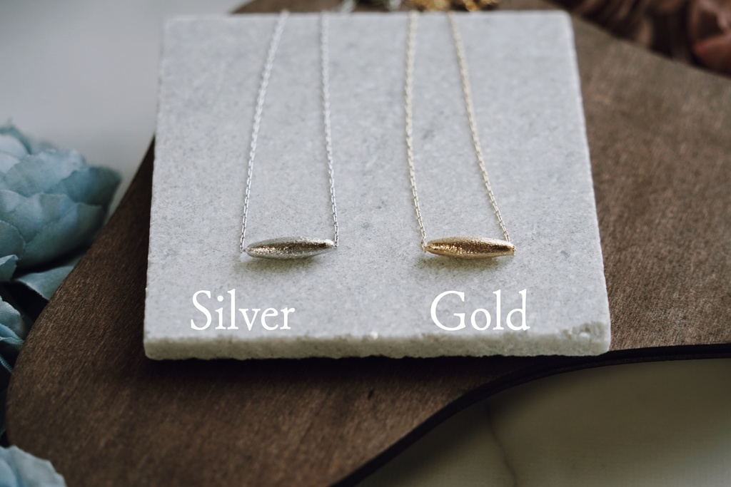 シンプルなネックレス