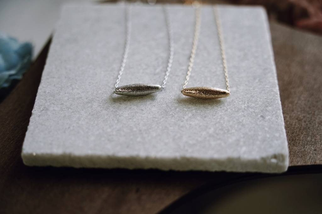 シンプルなネックレス