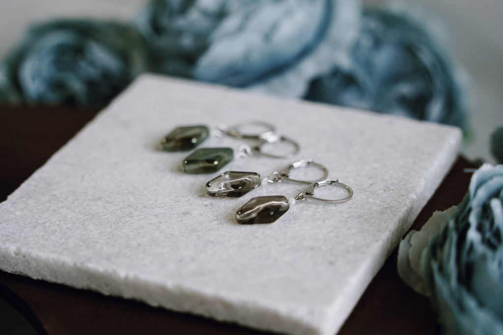 ダイヤ型ガラスの耳飾り