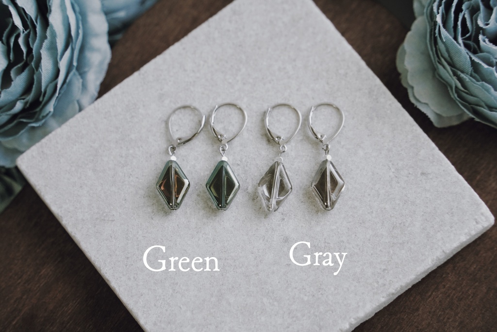 ダイヤ型ガラスの耳飾り