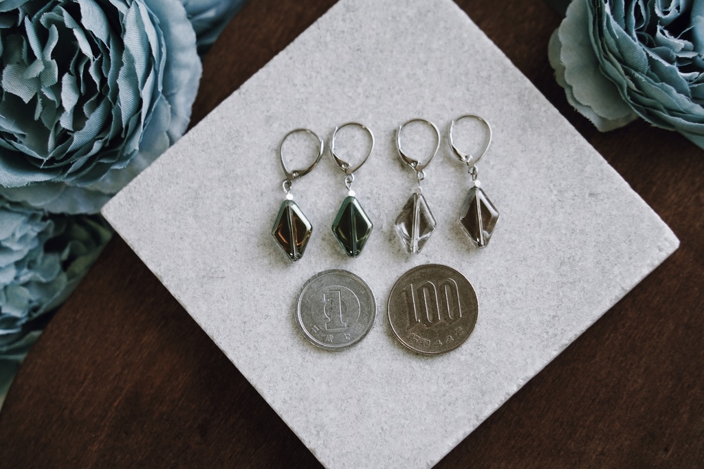 ダイヤ型ガラスの耳飾り