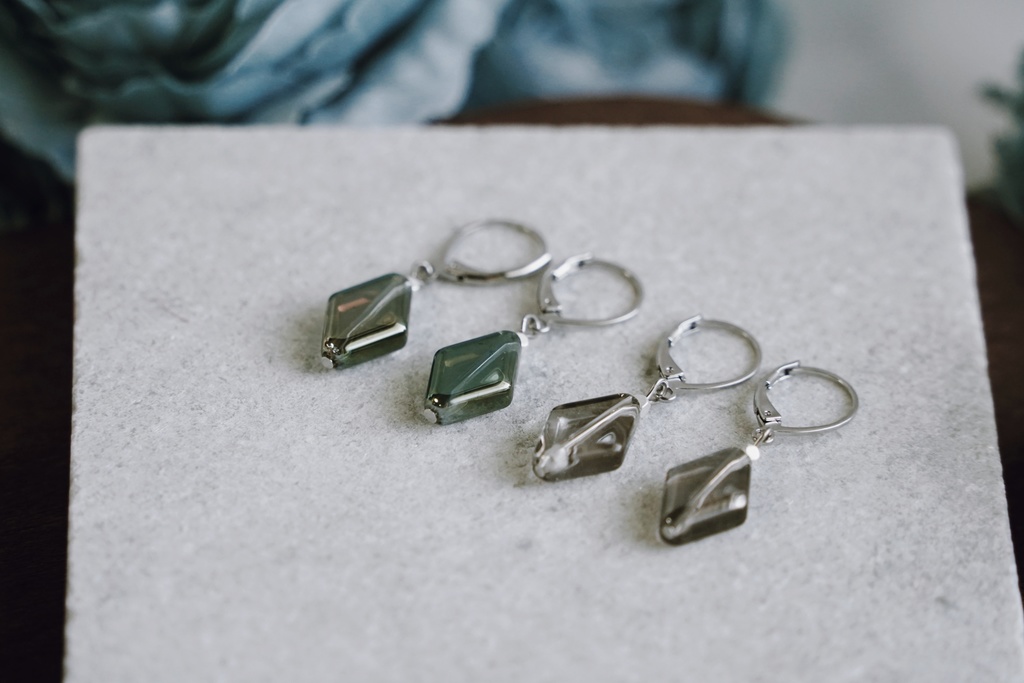 ダイヤ型ガラスの耳飾り