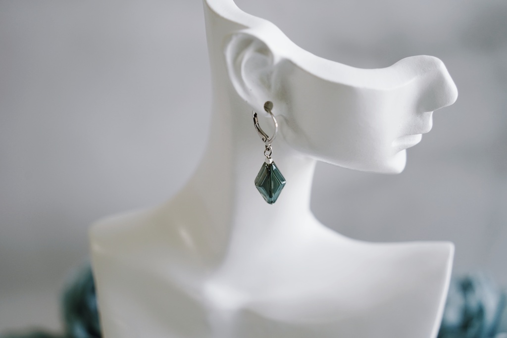 ダイヤ型ガラスの耳飾り