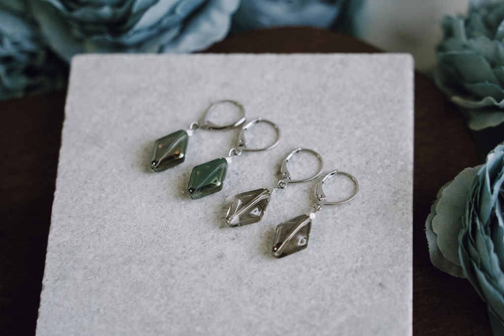 ダイヤ型ガラスの耳飾り