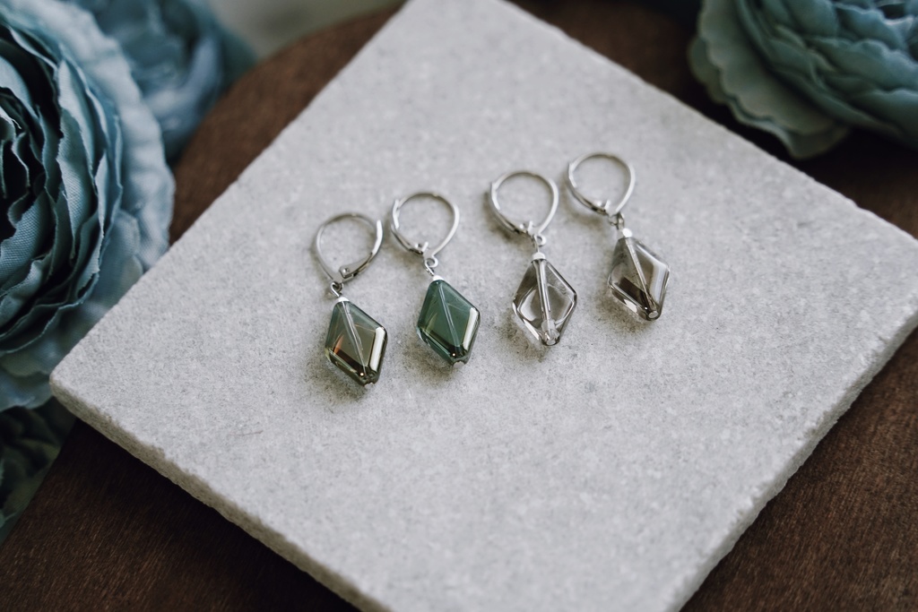 ダイヤ型ガラスの耳飾り